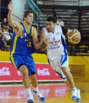 Por Mart�nez y los triples, Regatas festej� en la Boca