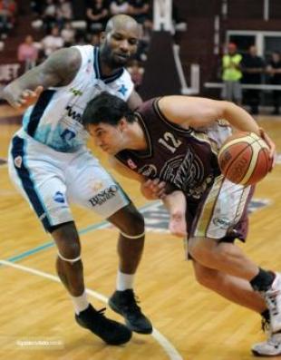 Lan�s gan� y sigue en la punta